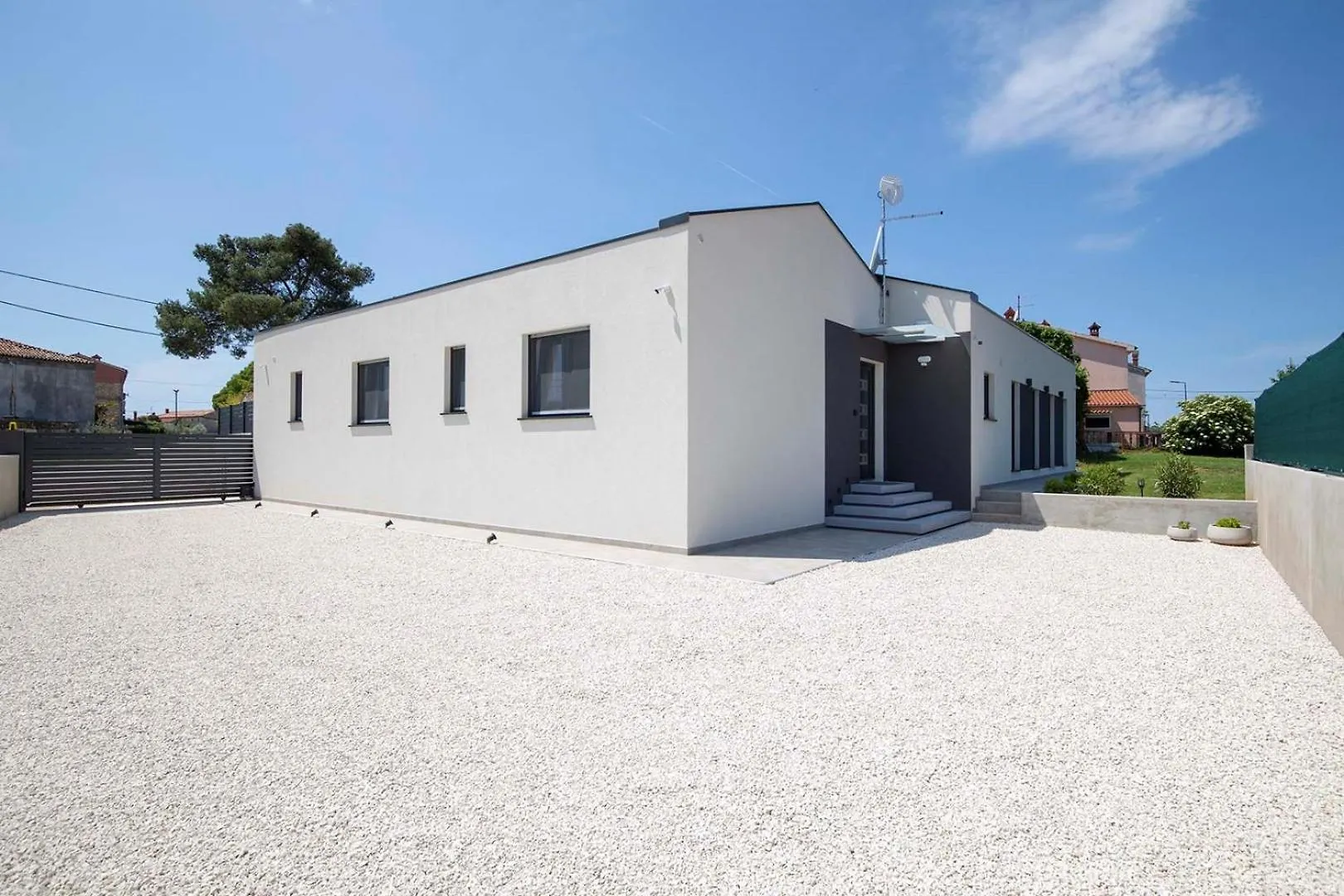 Villa Frola Muntic