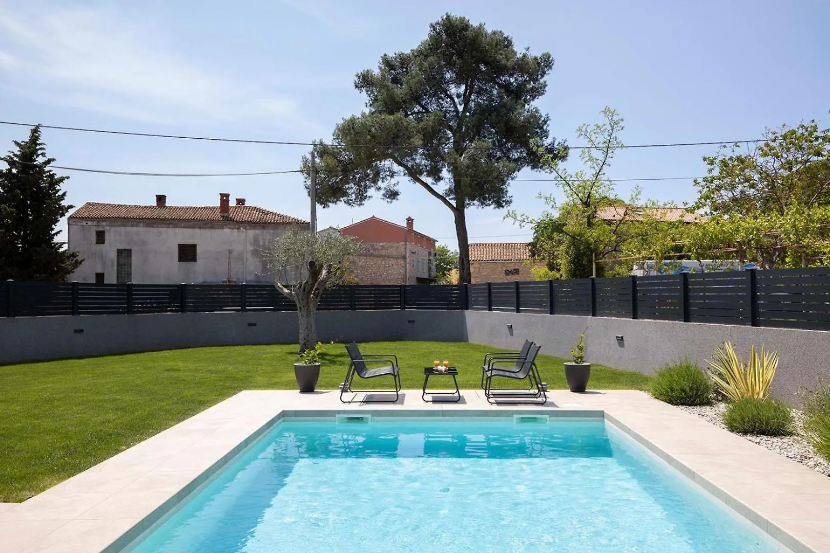 Villa Frola Muntic